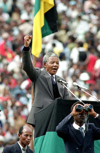 Nelson Mandela daje Black Power salut podczas przemówienia w dniu 13 lutego 1990 roku, dwa dni po tym, jak został zwolniony z więzienia. Foto: AP