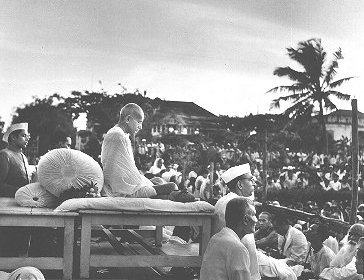 Gandhi_prayer_meeting_1946