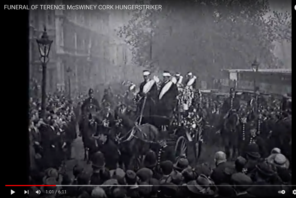 — ტერენს მაკსვინის სამგლოვიარო პროცესია იუსტონში, ლონდონი, 1920 წლის ოქტომბერი. კადრი გომონტის დოკუმენტური ფილმიდან, „კორკის ლორდი მერის დაკრძალვა“, YouTube-ზე: